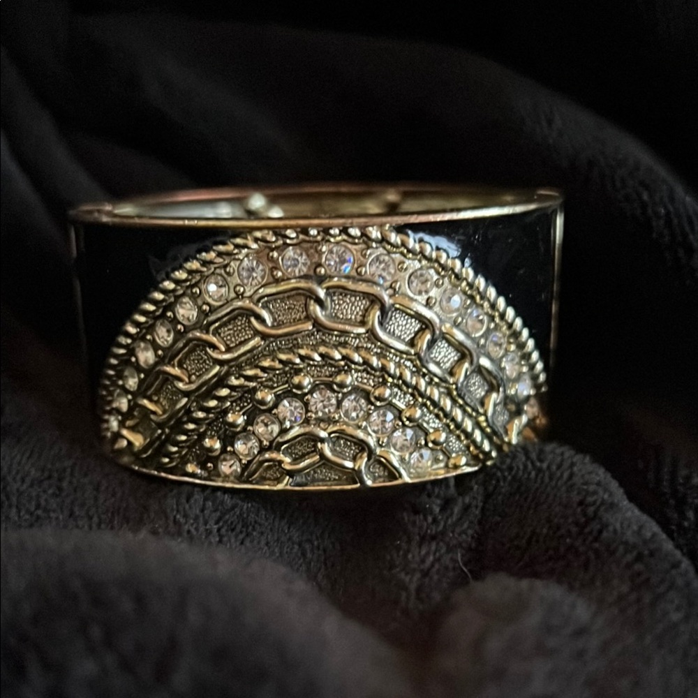 Elegant Black and Gold Bracelet